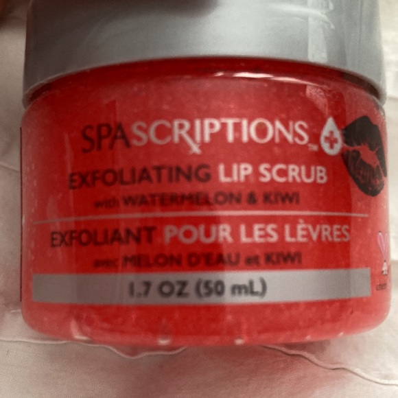 Red is a lip scrub grey is a lip mask and you have a roller - Picture 2 of 6